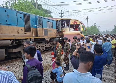 Bangladešā vilciena un autobusa sadursmē 12 bojāgājušie.