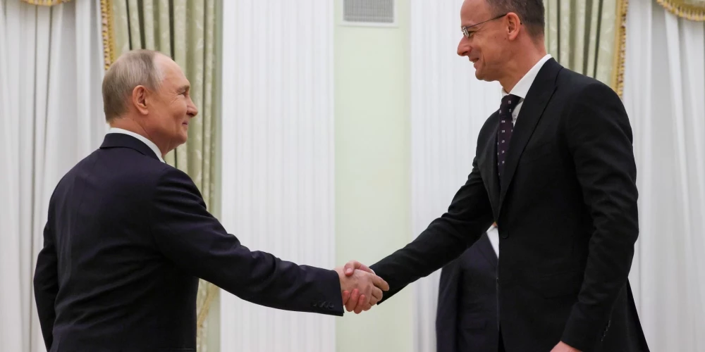 Krievijas diktators Vladimirs Putins un Ungārijas ārlietu ministrs Pēters Sijārto. 