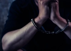 Rēzeknē aizturēts vīrietis, kurš publiskā vietā atkailinājās nepilngadīgu bērnu priekšā