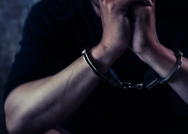 Rēzeknē aizturēts vīrietis, kurš publiskā vietā atkailinājās nepilngadīgu bērnu priekšā