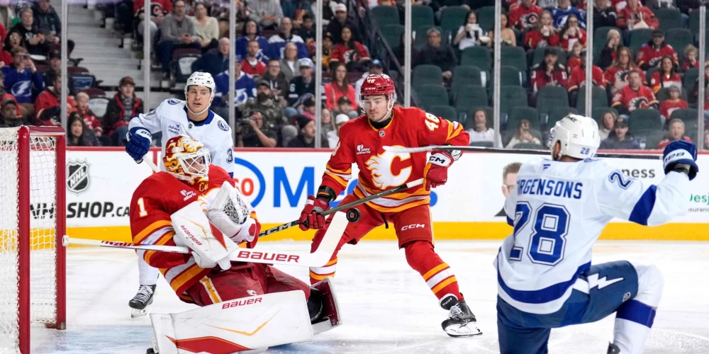 Zemgus Girgensons (ar 28. numuru) izdara metienu uz "Flames" vārtiem.