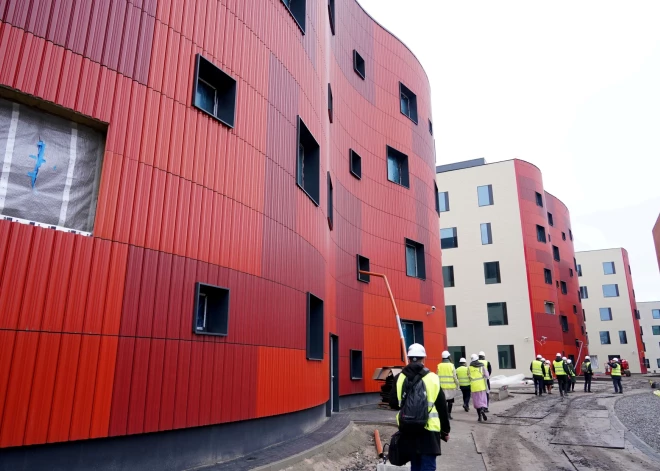 Гуманитарии на стройке больницы Страдиня: победитель тендера "ошибся" в расчетах на 19 млн евро