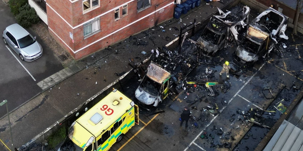 Skats no augšas uz ugunsgrēkā cietušājām neatliekamās palīdzības dienesta automašīnām.