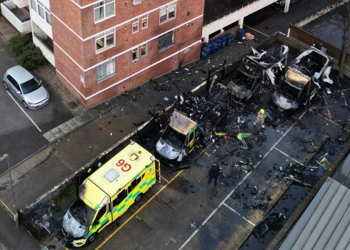 Skats no augšas uz ugunsgrēkā cietušājām neatliekamās palīdzības dienesta automašīnām.