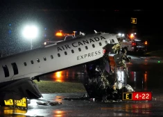 Šoks Ņujorkā - nosēšanās laikā avarē pasažieru lidmašīna. VIDEO