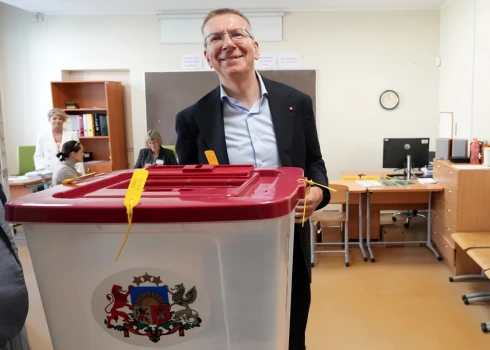 Президент Латвии предложил считать голоса вручную, чтобы исключить любые сомнения.