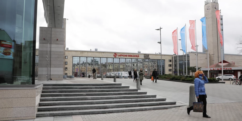 Полиция продолжит патрулирование у Привокзальной площади в Риге.