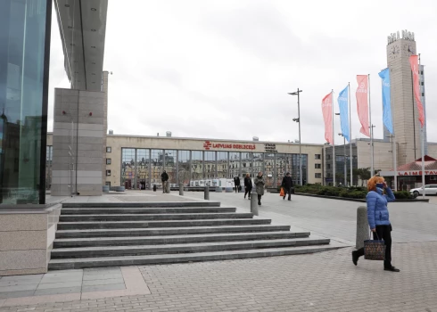 Полиция продолжит патрулирование у Привокзальной площади в Риге.