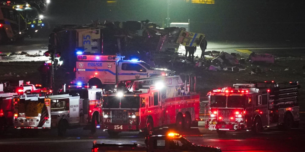 "Air Canada Express" lidmašīna avarē nosēšanās laikā.