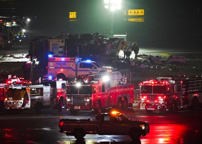 "Air Canada Express" lidmašīna avarē nosēšanās laikā.