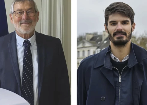 Par Francijas pilsētiņas Arsīsirobas mēra krēslu cīnījās līdzšinējais pilsētas vadītājs Šarls Itlērs (pa kreisi) un Antuāns Reno-Zjelinskis (ekrānuzņēmums no "X")