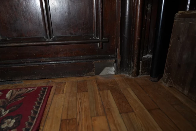 Grācijas pārvietošanos pa baznīcu atvieglo durvīs iestrādātie caurumi kaķiem.