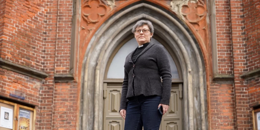 Vai kaķi nonāks debesīs? Kāpēc Bībelē šie dzīvnieki nav pieminēti, bet itin labi iejūtas Rīgas Anglikāņu baznīcā? Par dievnama minceni Grāciju un viņas slavu Vecrīgā kā arī citām tēmām gājām parunāties ar mācītāju Elīzu Zikmani.