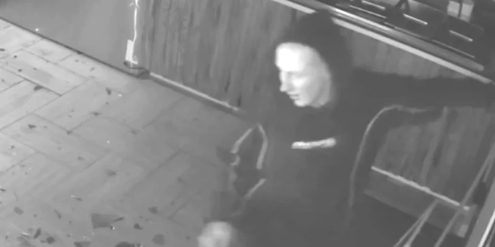 Aicina aplūkot attēlā redzamo personu.