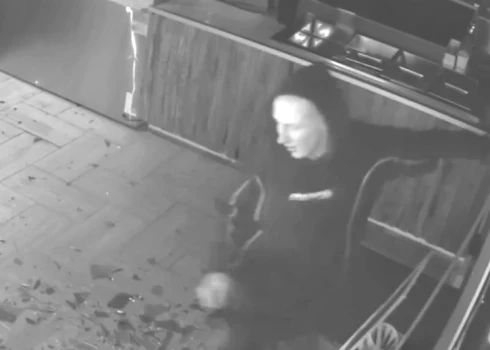 Aicina aplūkot attēlā redzamo personu.