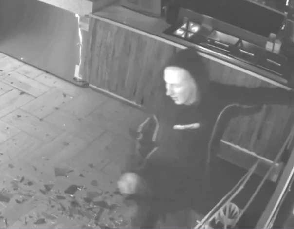 Aicina aplūkot attēlā redzamo personu.