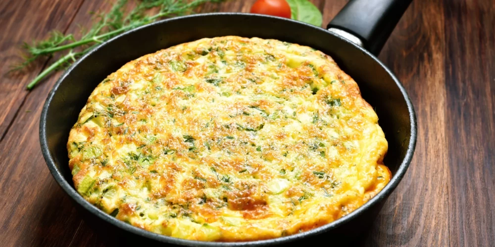 Omlete ar sieru un zaļumiem.