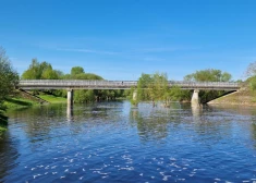 Slēgts gājēju tilts pār Dubnu Līvānos. To pārbūvē