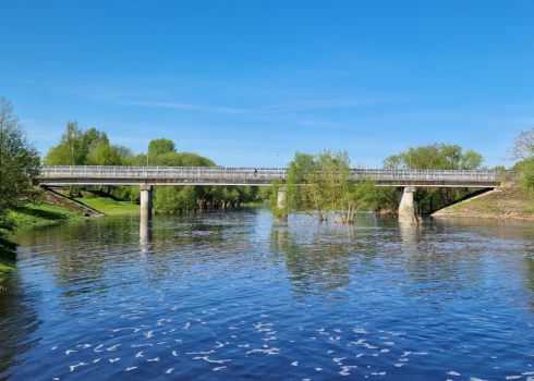 Līvānos uzsākti būvdarbi, lai atjaunotu gājēju tiltu pār Dubnas upi un labiekārtotu pieguļošās teritorijas.