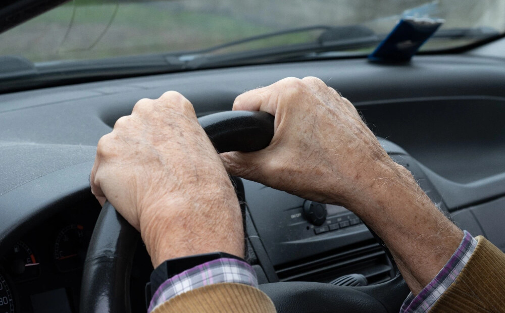 Mīts vai realitāte? Cik bīstami ir pensionāri pie stūres