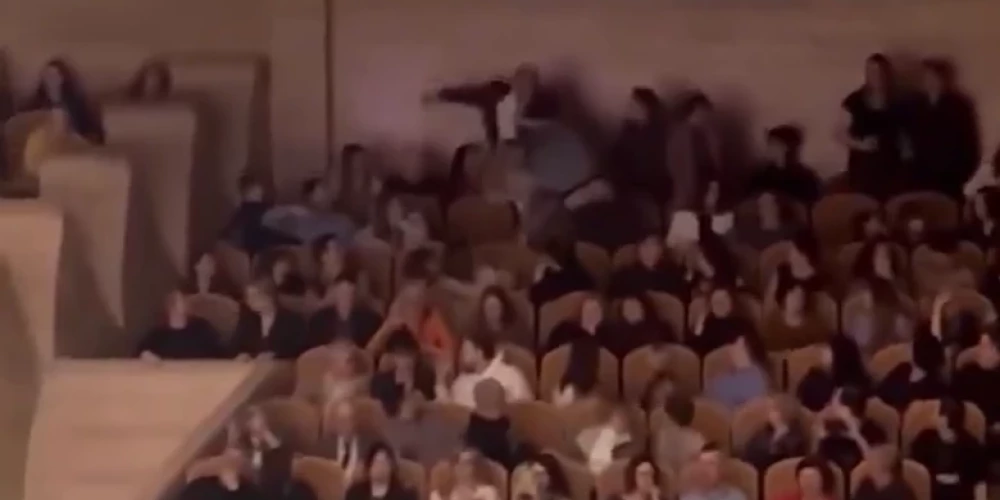 Kautiņš "Queen" dziesmas izpildīšanas laikā (ekrānuzņēmums no video)