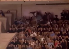 Kamēr orķestris spēlē "Bohēmijas rapsodiju", Maskavas koncertzālē vīri izvicina dūres. VIDEO