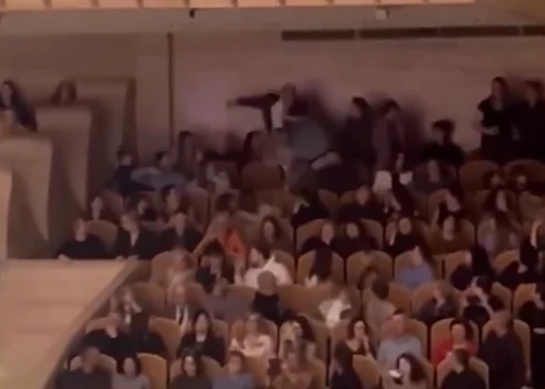 Kautiņš "Queen" dziesmas izpildīšanas laikā (ekrānuzņēmums no video)