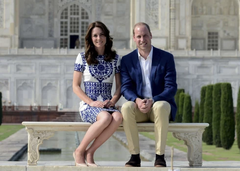 Princis Viljams un princese Ketrīna (tolaik Kembridžas hercogiene) pie Tadžmahala Indijā 2016. gada aprīlī.