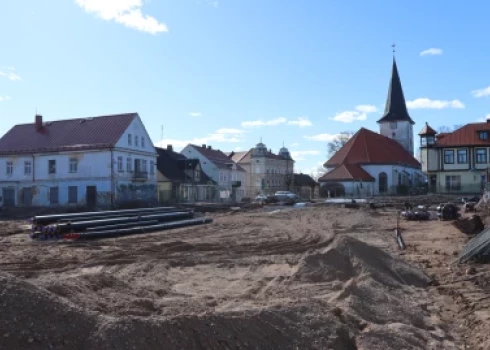 Tukuma novada pašvaldība atsāk Brīvības laukuma pārbūvi, īstenojot Eiropas Savienības līdzfinansētu projektu.