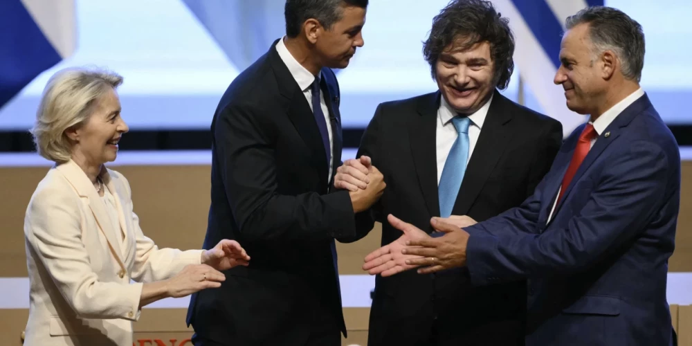 Eiropas Komisijas prezidente Urzula fon der Leiena, Paragvajas prezidents Santjago Penja, Argentīnas prezidents Havjers Milejs un Urugvajas prezidents Jamandu Orsi priecājas pēc līguma parakstīšanas šā gada 17. janvārī (foto: Scanpix / AFP)