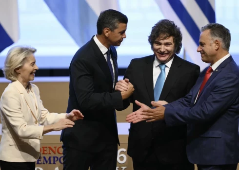 Eiropas Komisijas prezidente Urzula fon der Leiena, Paragvajas prezidents Santjago Penja, Argentīnas prezidents Havjers Milejs un Urugvajas prezidents Jamandu Orsi priecājas pēc līguma parakstīšanas šā gada 17. janvārī (foto: Scanpix / AFP)