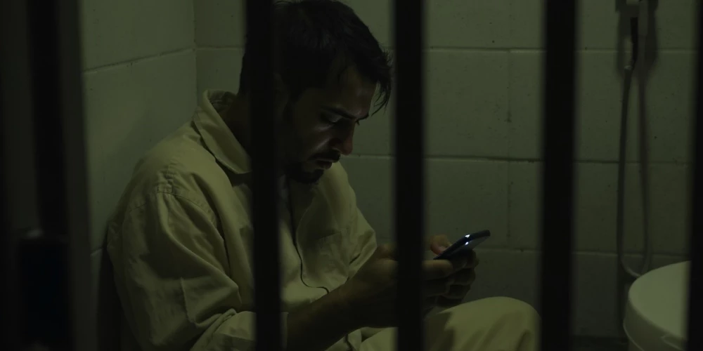 Cietumos dažādos viltīgos veidos mēģina ienest mobilos telefonus.