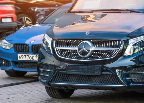 Vides aktīvistu organizācija vēlējās aizliegt BMW un "Mercedes-Benz" jaunu ar iekšdedzes dzinējiem aprīkotu automobiļu tirdzniecību pēc 2030. gada.