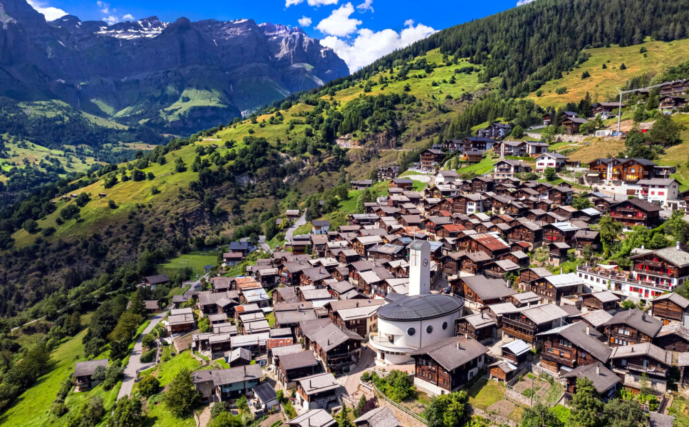 Šis skaistais Šveices ciemats samaksās jums 28 000 eiro, lai jūs tur pārceltos. Taču viens nosacījums liek lielākajai daļai no tā atteikties