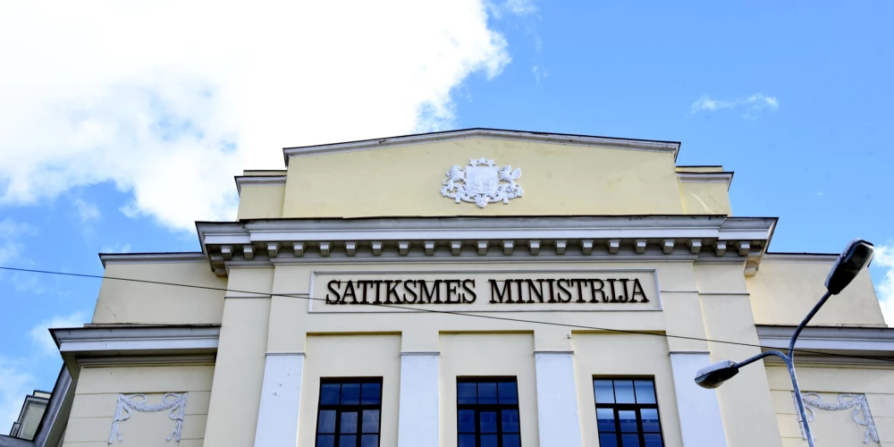 Atstādinātais Ainars Biders ministrijā strādā kā iepirkumu speciālists Informācijas tehnoloģiju projektu pārvaldības nodaļā.