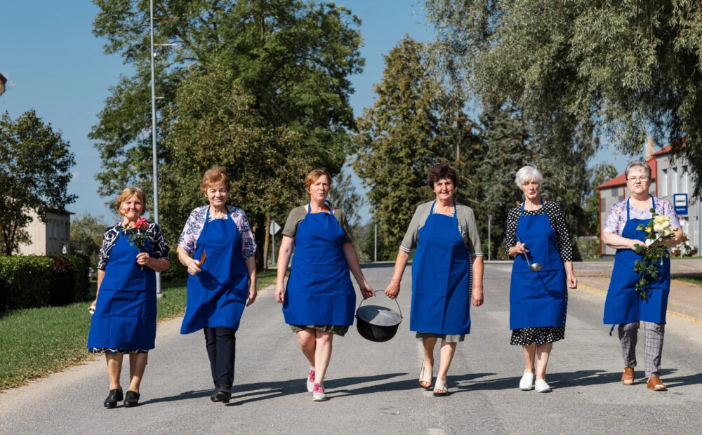 Sešas dāmas, kuras vieno dejas, zupa un sirds siltums