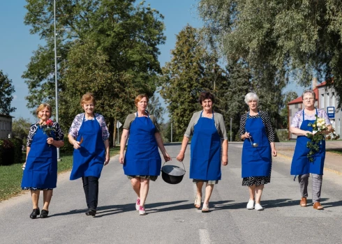 Zinaidu (no kreisās), Mariju, Maiju, Ligitu, Ināru un Ilzi vieno mīlestība pret deju, ēst gatavošanu un prieka radīšanu.        