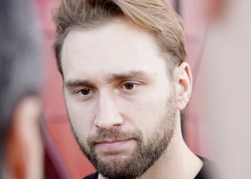 Latvijas aizsargam Uvim Jānim Balinskim savainojuma dēļ sezona, visticamāk, ir beigusies.