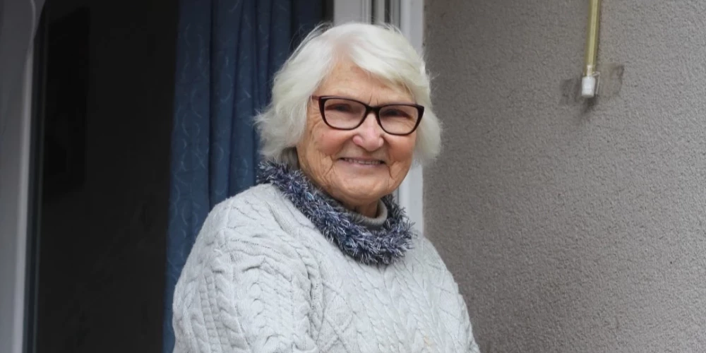 Lidija Jonāne labprāt vēro ārā notiekošo, arī zīlīšu dzīvi, kas ietur maltīti barotavā uz balkona.