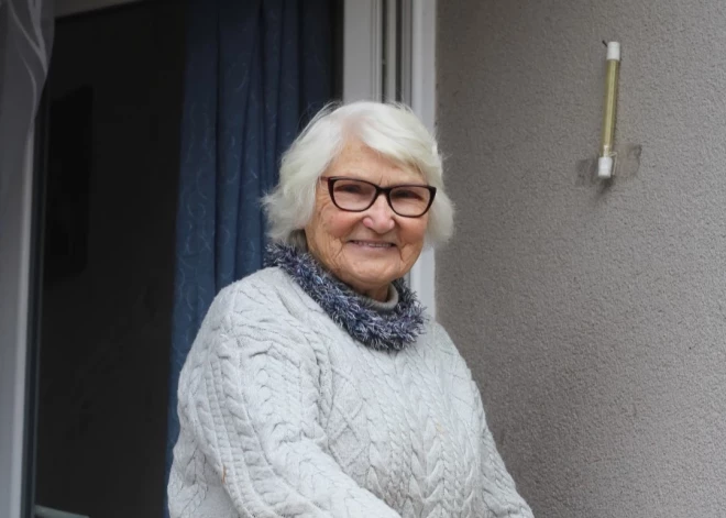 Lidijas kundze 90 gados ada zeķes ukraiņiem un dodas garās pastaigās