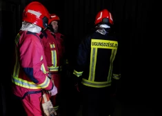 В Олайне среди ночи загорелась спальня: женщина с инвалидностью вынесла мужа из огня