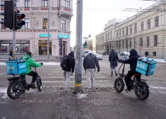 Депутаты хотят запретить иностранным студентам работать в Bolt и Wolt - кто же тогда останется?