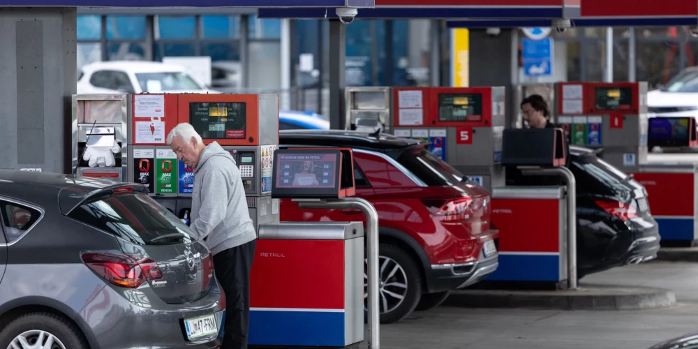 Privātajiem autovadītājiem tagad atļauts iegādāties ne vairāk kā 50 litrus degvielas dienā.