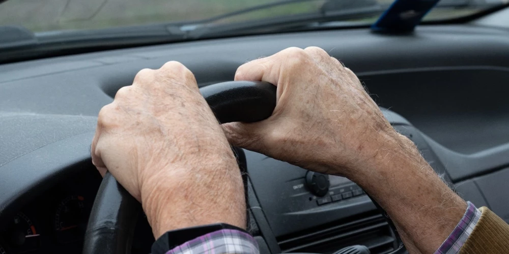 В Латвии объяснили, как возраст влияет на вождение — и что с этим делать.