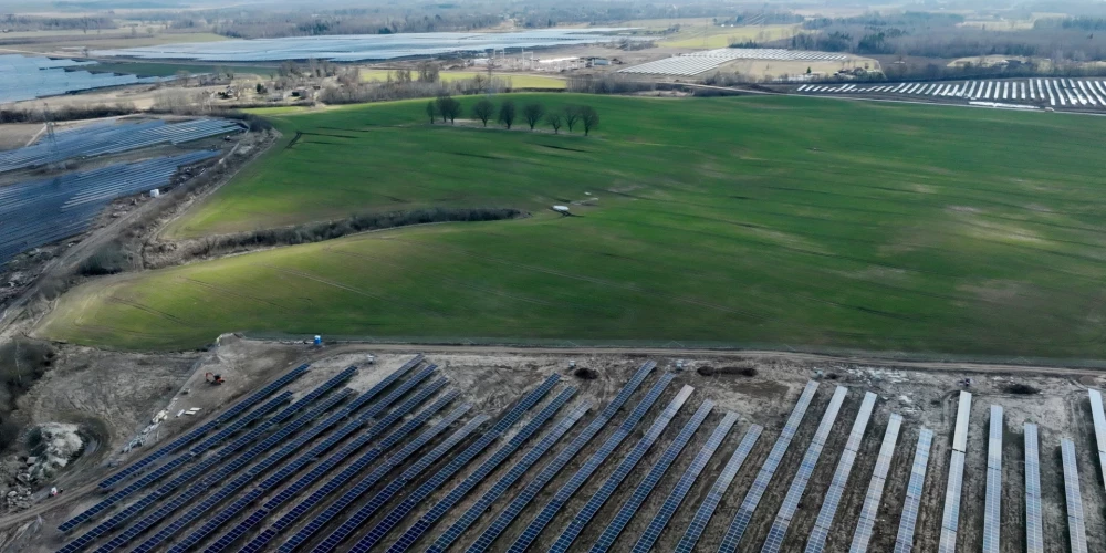 Otrdien caur mākoņiem spīdēs saule. 