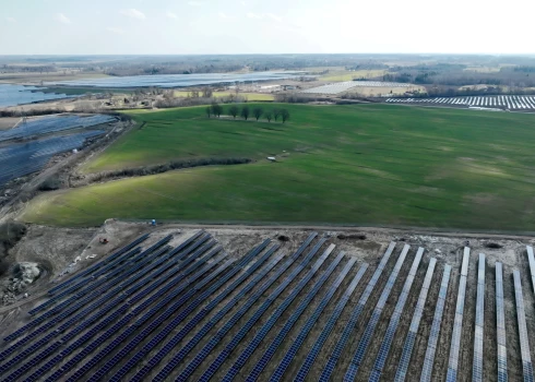 Otrdien caur mākoņiem spīdēs saule. 