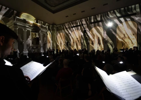 Gaismu izrāde "Interlude" aicina uz īpašu koncertu Lieldienu gaidīšanas laikā. 