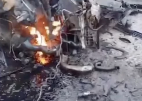 Kadrs no "Sadursme" video.