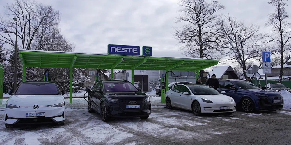 Izmantojot Easy Charge, var redzēt, ar kādu jaudu notiek uzlāde, kādas ir uzlādes cenas, attālināti apturēt uzlādi un saņemt elektronisku čeku. 