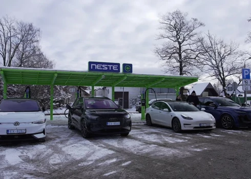 Izmantojot Easy Charge, var redzēt, ar kādu jaudu notiek uzlāde, kādas ir uzlādes cenas, attālināti apturēt uzlādi un saņemt elektronisku čeku. 